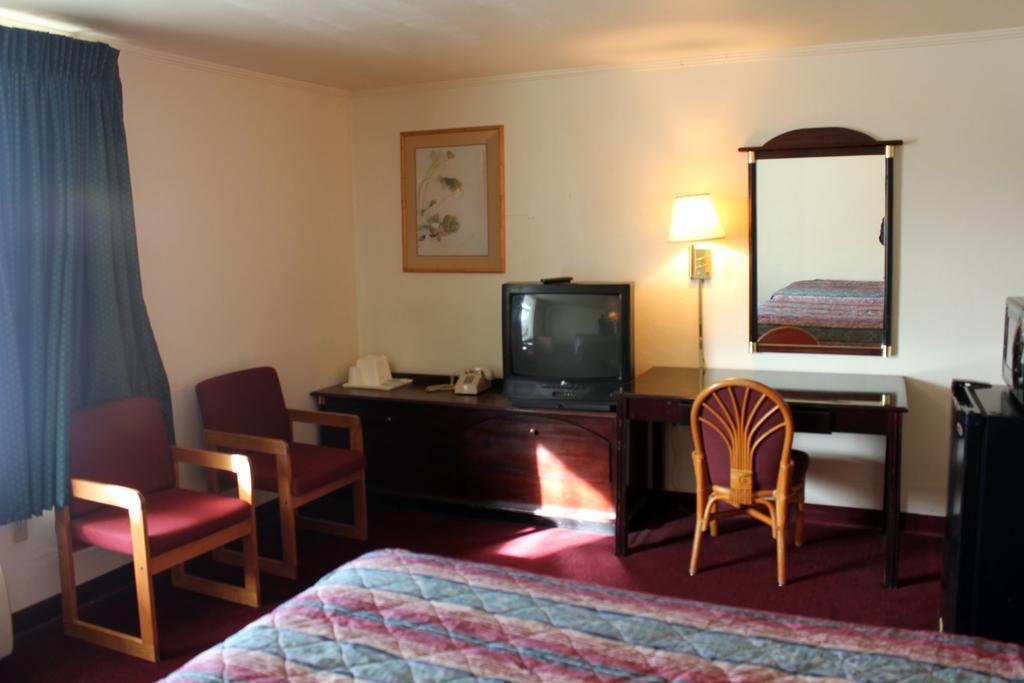 Super 7 Motel Columbia Room photo
